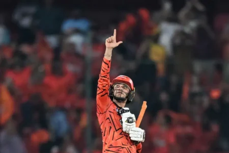 അഭിഷേക് ശർമയുടെ വെടിക്കെട്ട് സെഞ്ചുറി; ഡൽഹിക്കെതിരെ ഹൈദരാബാദിന് കൂറ്റൻ സ്കോർ