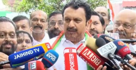 മുഖ്യമന്ത്രിയെ എംഎൽഎമാർ തീരുമാനിക്കും; ഫ്ലെക്സിൽ തുപ്പുന്നവർ കോൺഗ്രസുകാരല്ലെന്ന് കെ. മുരളീധരൻ