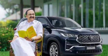 മുഖ്യമന്ത്രിക്ക് പഴയ വാഹനം തന്നെ; വി.എന് വാസവൻ ഉപയോഗിച്ച ഇന്നോവ ഹൈക്രോസ് ഔദ്യോഗികമായി നൽകി