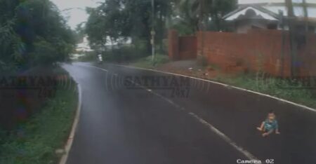 കൊണ്ടോട്ടിയിൽ റോഡിലേക്ക് ഇഴഞ്ഞിറങ്ങിയ പിഞ്ചുകുഞ്ഞിനെ രക്ഷപ്പെടുത്തി ബസ് ജീവനക്കാർ; കാഴ്ചയൊന്ന് കണ്ടുനിൽക്കാം