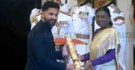 ഇന്ത്യൻ ക്രിക്കറ്റ് നായകൻ രോഹിത് ശർമ്മയ്ക്ക് പദ്മശ്രീ ബഹുമതി; രാഷ്ട്രപതിയിൽ നിന്ന് പുരസ്കാരം ഏറ്റുവാങ്ങി