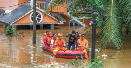 സംസ്ഥാനത്ത് അതിശക്തമായ മഴ തുടരുന്നു; 12 ജില്ലകളിൽ ഓറഞ്ച് അലർട്ട്, പത്തനംതിട്ടയിലും ചെങ്ങന്നൂരിലും പ്രളയഭീഷണി